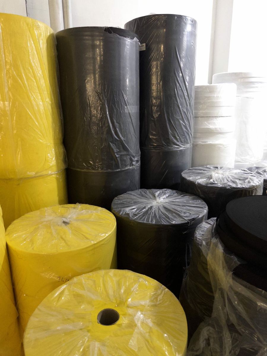 Gulungan bahan spunbond JAE Packindo Global, warna kuning dan hitam